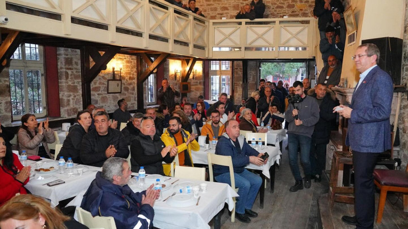AYVALIK BAŞKAN ERGİN’İ BAĞRINA BASIYOR