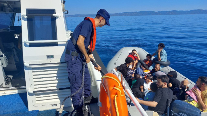Ayvalık’ta beraberinde 10 çocuğun bulunduğu 8 göçmen ve 1 göçmen kaçakçısı şüphelisi yakalandı