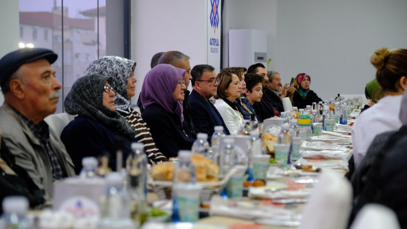 ALTIEYLÜL RAMAZAN'DA KOMŞULARININ YANINDA