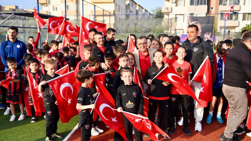 ALTIEYLÜL'DEN 23 NİSAN'A ÖZEL MİNİK ŞAMPİYONLAR LİGİ ÖDÜL TÖRENİ