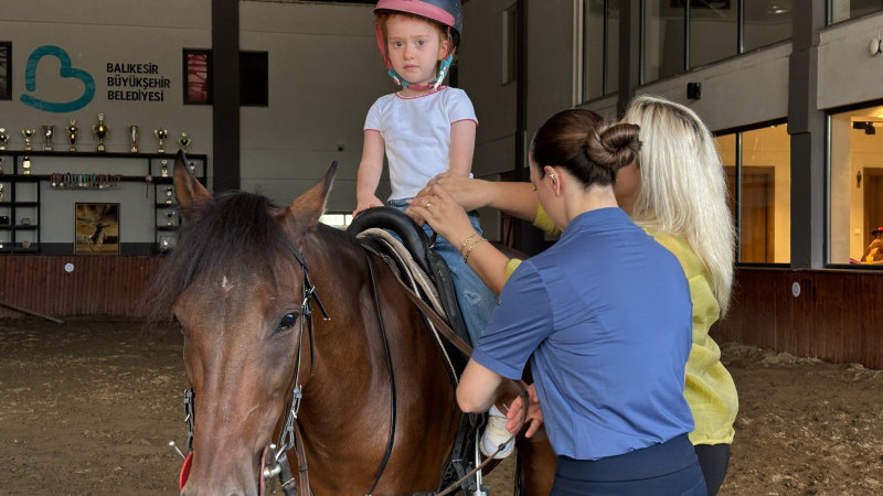 Büyükşehir 65 özel bireyi hipoterapiyle buluşturdu